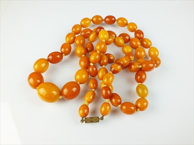 Lot 87 - A graduated amber bead necklace