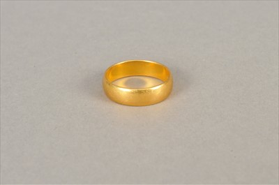 Lot 103 - A 22ct gold ring