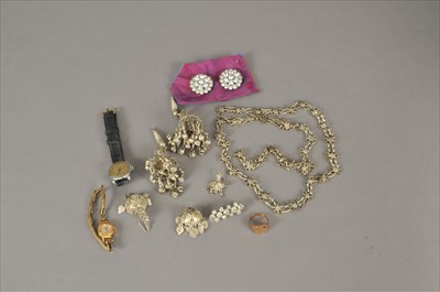 Lot 129 - A small collection of jewellery