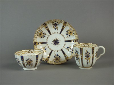 Lot 303 - Caughley 'Royal Strap Flute' trio