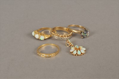 Lot 135 - A small collection of jewellery