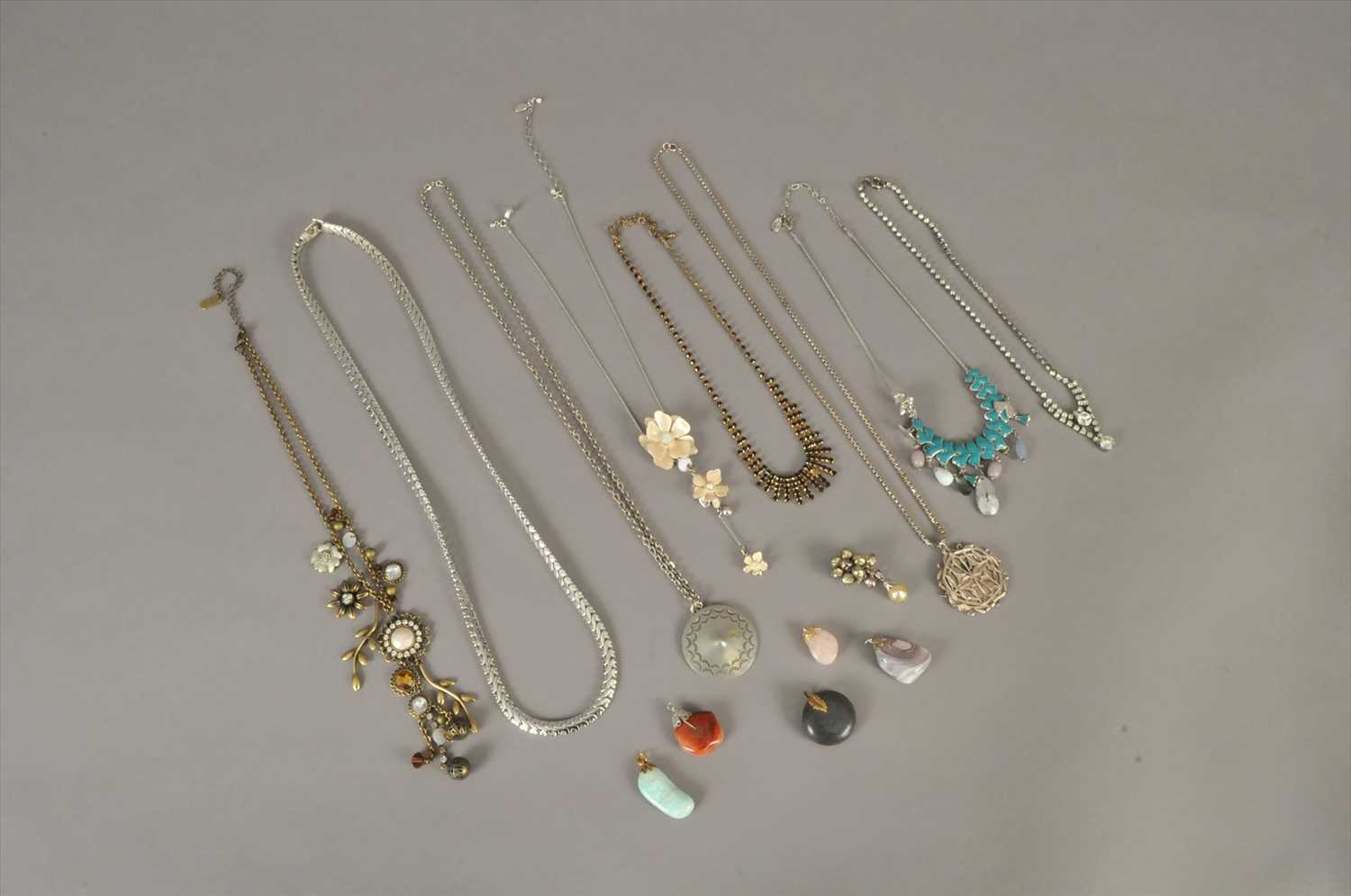 Lot 93 - A collection of costume jewellery