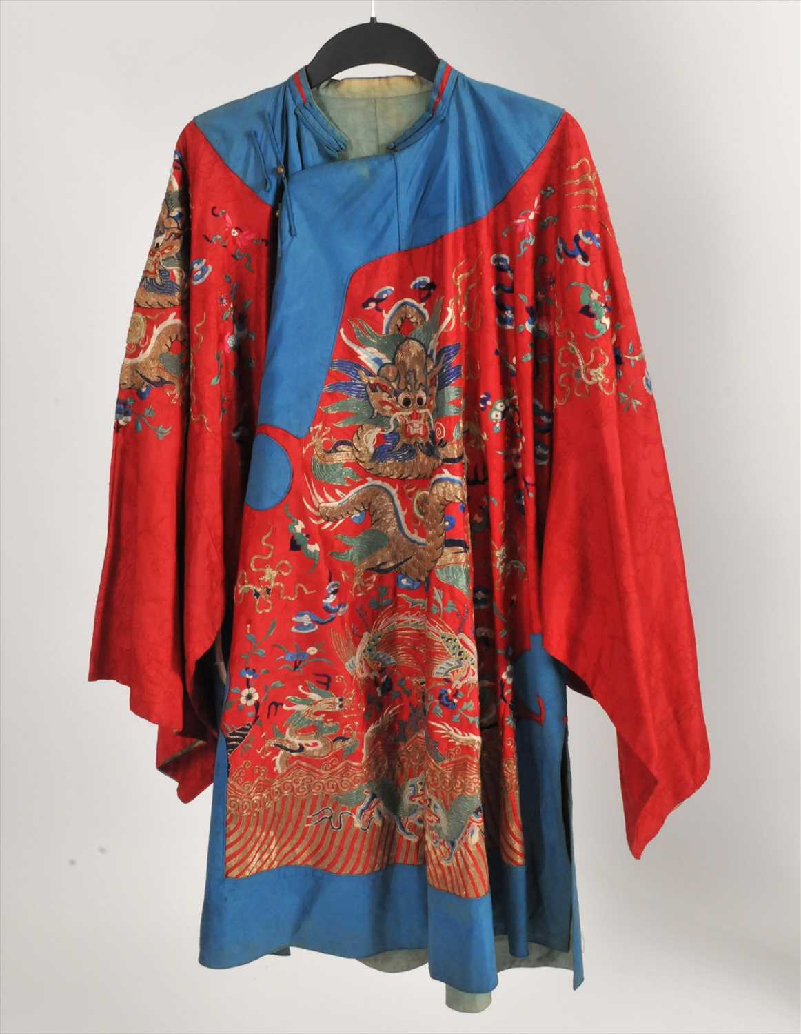 Lot 491 - A Chinese embroidered silk dragon robe