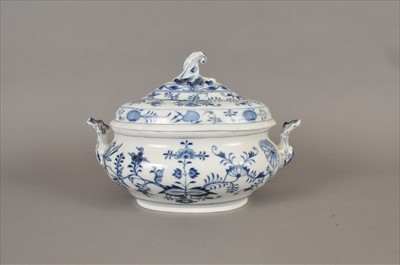 Lot 171 - A large Meissen tureen and cover