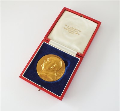 Lot 253 - A 9ct gold 'Death of Winston Churchill 24th Jan 1965' medal