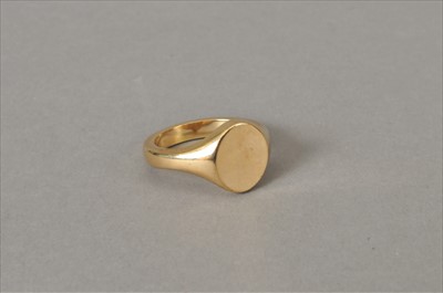 Lot 126 - A 9ct gold signet ring