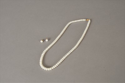 Lot 85 - A freshwater cultured pearl necklace and earrings