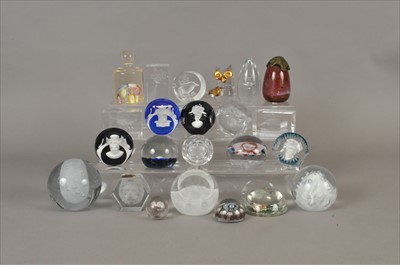 Lot 254 - Collection of glass paperweights