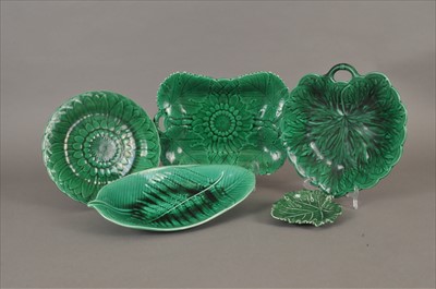 Lot 262 - Wedgwood majolica leaf dish service