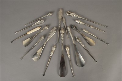 Lot 59 - A collection of button hooks and shoe horns