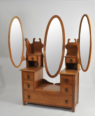 Lot 424 - An early 20th century oak dressing table in the Arts and Crafts style