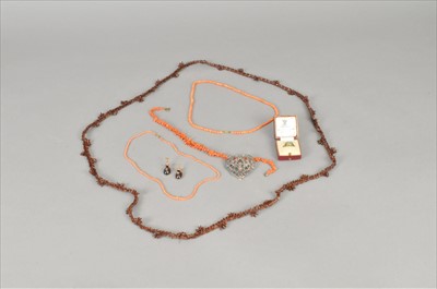 Lot 73 - A small collection of jewellery