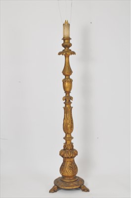 Lot 538 - A gilded carved wooden standard lamp