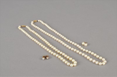 Lot 373 - A collection of cultured pearl jewellery