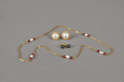 Lot 68 - A small collection of jewellery