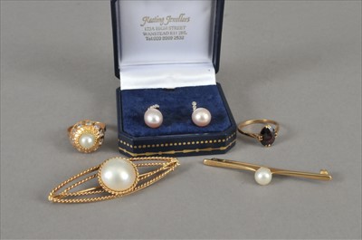 Lot 69 - A small collection of jewellery