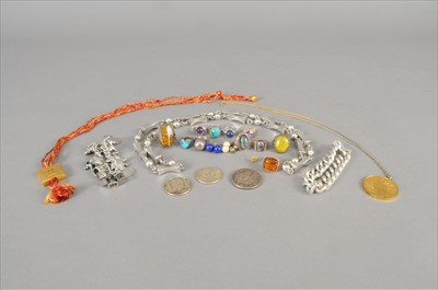Lot 72 - A collection of various pieces of costume jewellery