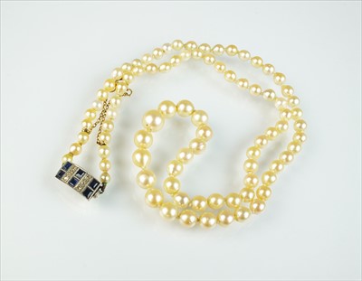 Lot 103 - A graduated untested pearl necklace