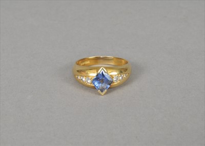 Lot 60 - An 18ct gold sapphire and diamond ring