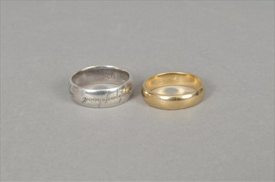 Lot 61 - A 9ct gold wedding band