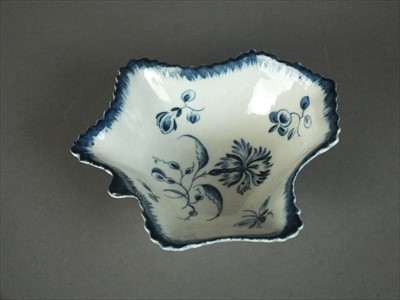 Lot 511 - A good Worcester pickle leaf dish in the Gillyflower pattern