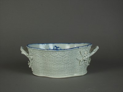 Lot 329 - Caughley Salopian Sprigs chestnut basket