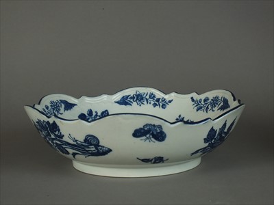 Lot 330 - Caughley 'Pine Cone' junket dish or salad bowl