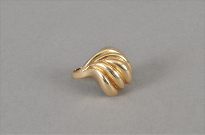 Lot 81 - A stylised yellow metal dress ring