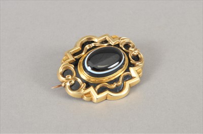 Lot 82 - A Victorian agate mourning brooch