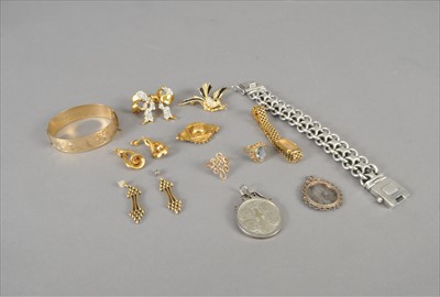 Lot 84 - A small collection of jewellery