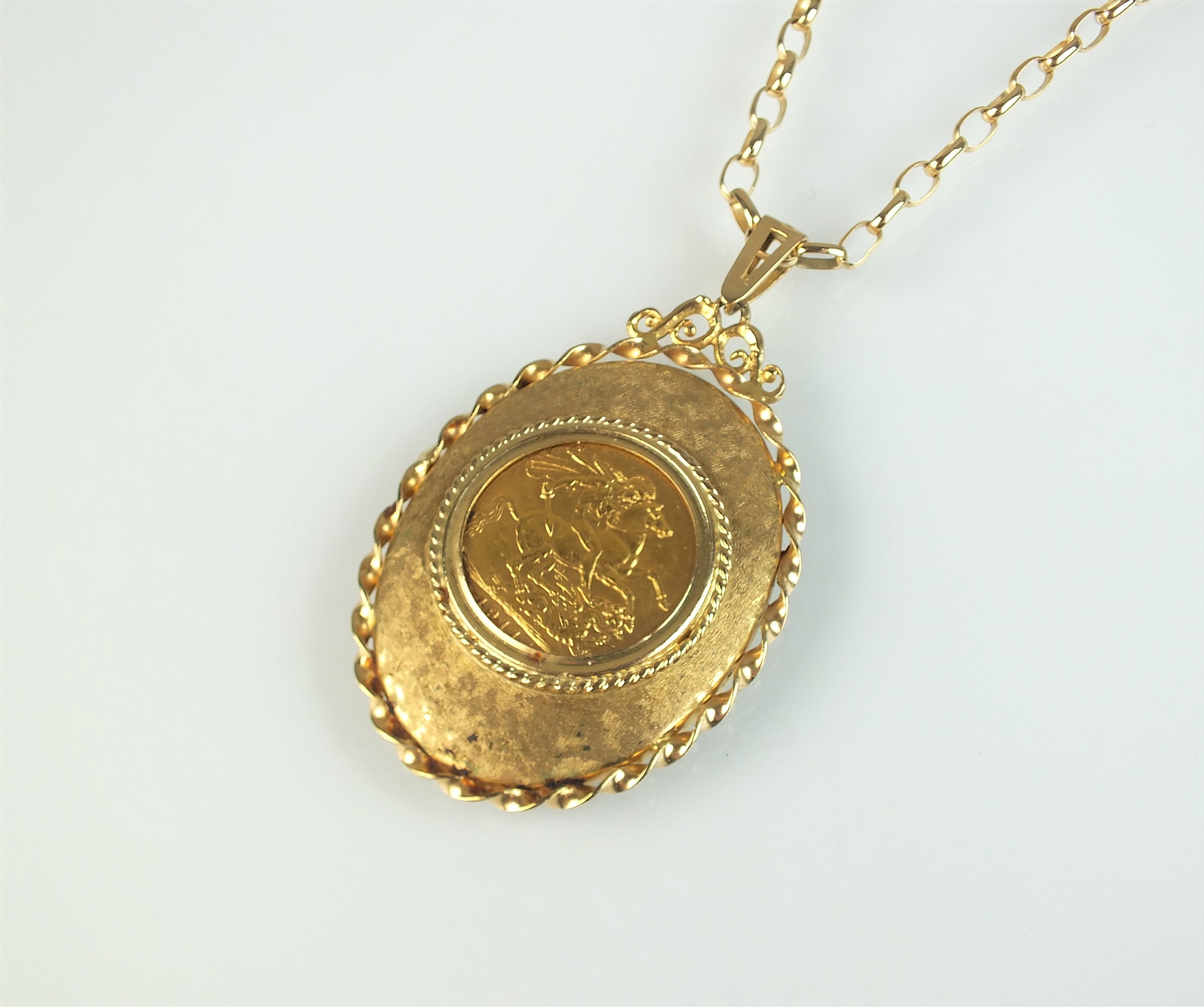 Lot 51 - A sovereign set pendant on chain