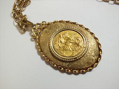Lot 51 - A sovereign set pendant on chain