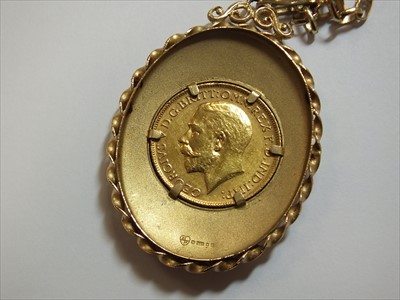 Lot 51 - A sovereign set pendant on chain