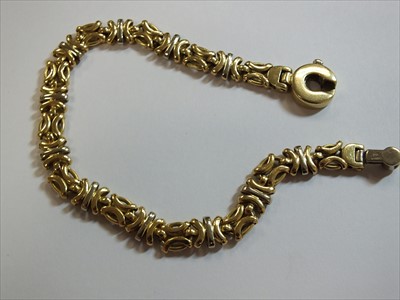 Lot 54 - An 18ct gold bracelet