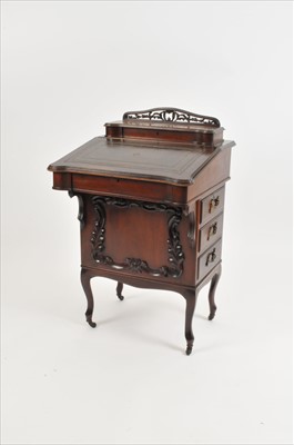 Lot 366 - A small Edwardian mahogany Davenport