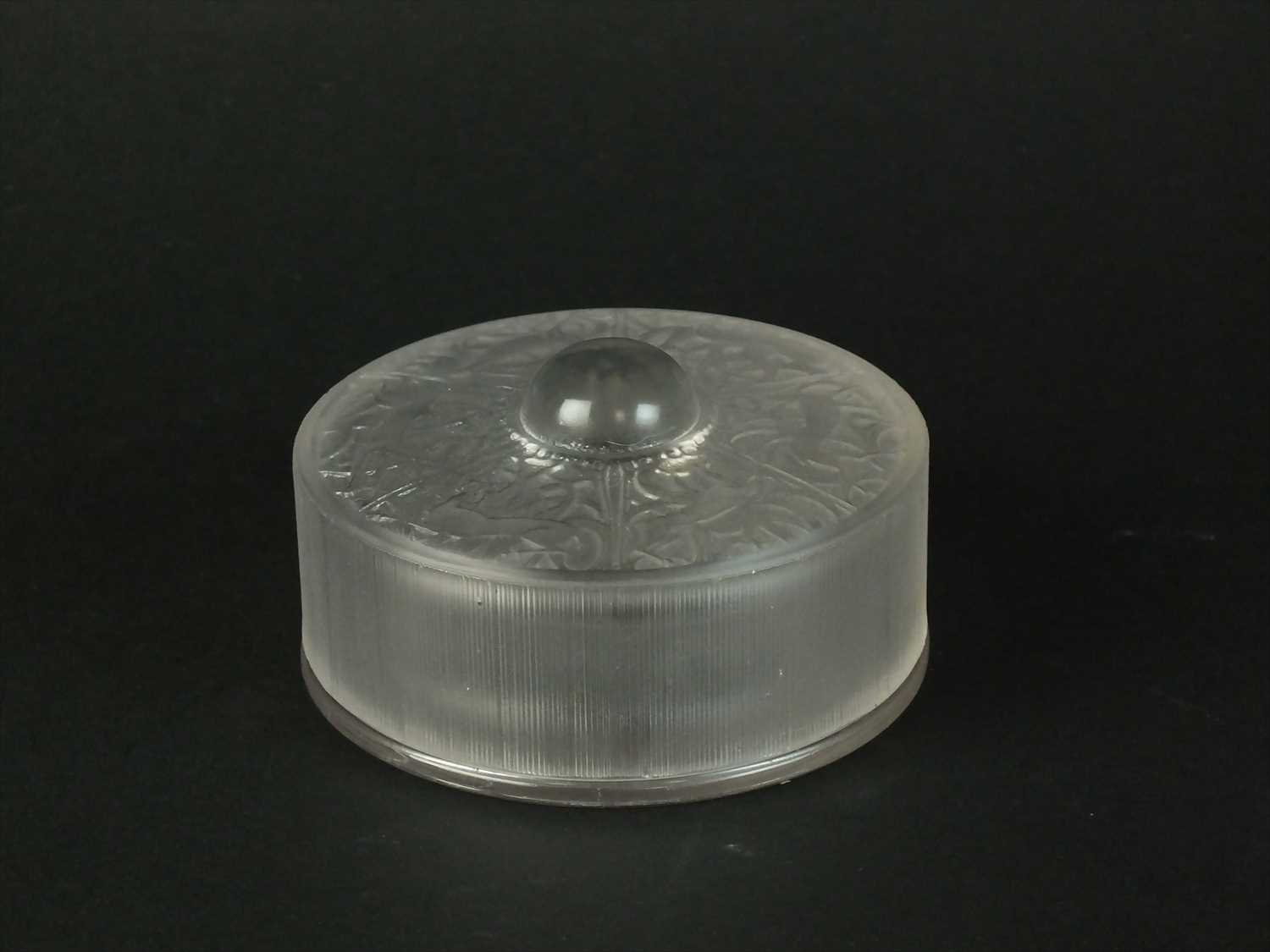 Lot 568 - Rene Lalique 'Chantilly' dressing table box