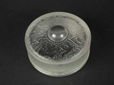 Lot 568 - Rene Lalique 'Chantilly' dressing table box