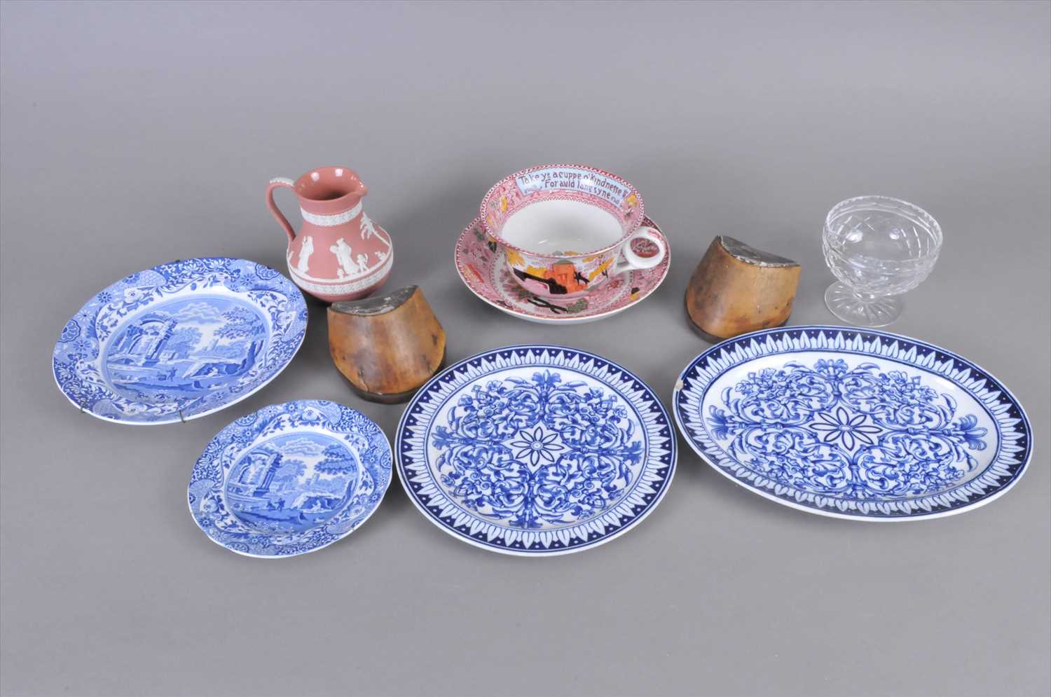 Lot 114 - Pair of horse hoof paperweights and small selection of ceramics/glass