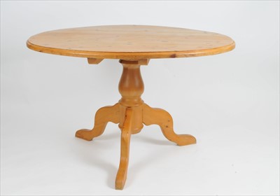 Lot 419 - A pale pine breakfast / dining table