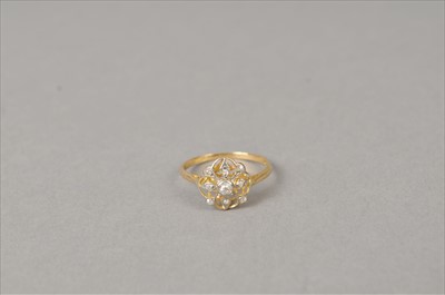 Lot 391 - A diamond cluster ring