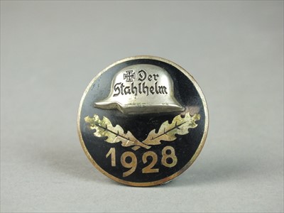 Lot 602 - 1924 German Der Stahlelm badge
