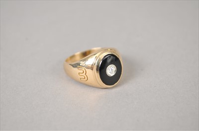 Lot 405 - A single stone diamond signet ring