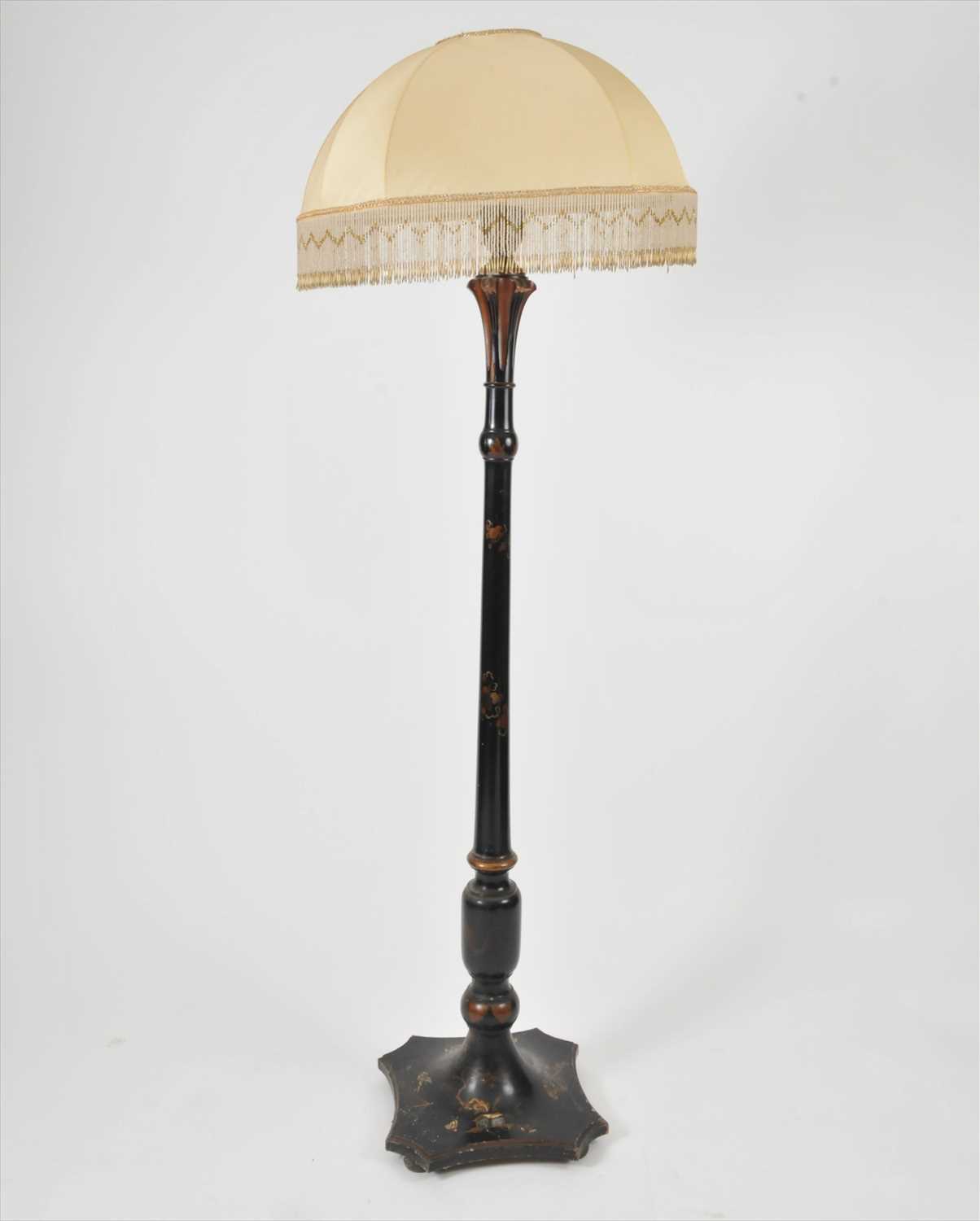 Lot 536 - A tall carved wooden standard lamp in the Chinoiserie style