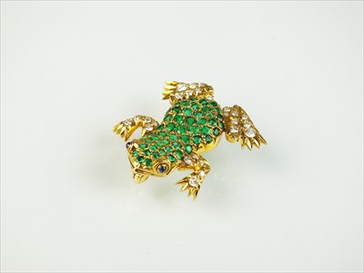 Lot 109 - An 18ct gold emerald and diamond frog brooch