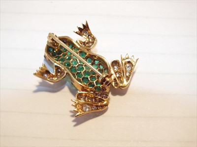 Lot 109 - An 18ct gold emerald and diamond frog brooch
