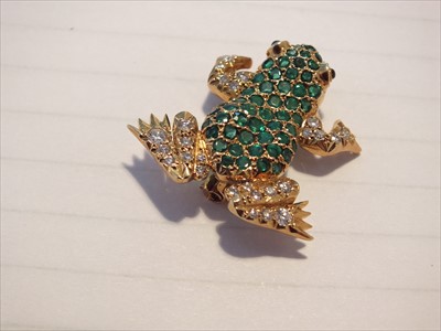 Lot 109 - An 18ct gold emerald and diamond frog brooch