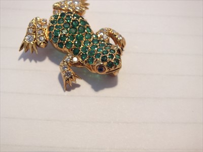 Lot 109 - An 18ct gold emerald and diamond frog brooch