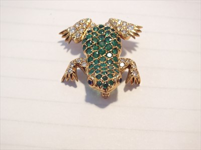 Lot 109 - An 18ct gold emerald and diamond frog brooch