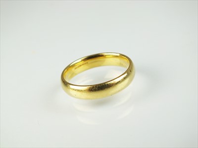 Lot 108 - An 18ct yellow gold wedding band