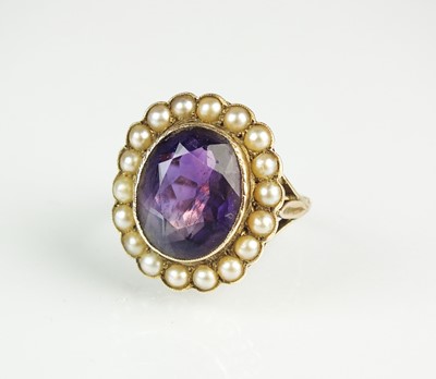 Lot 40 - An amethyst and split pearl ring